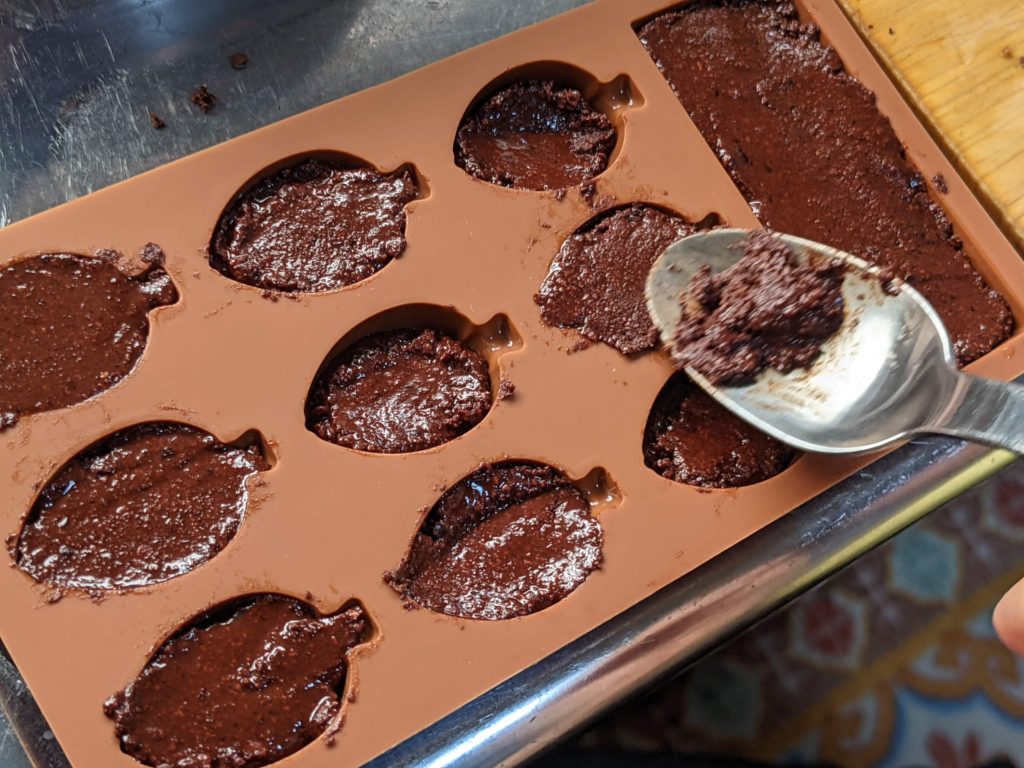 カカオから手作りしたチョコレートをダリケーの型に入れる様子