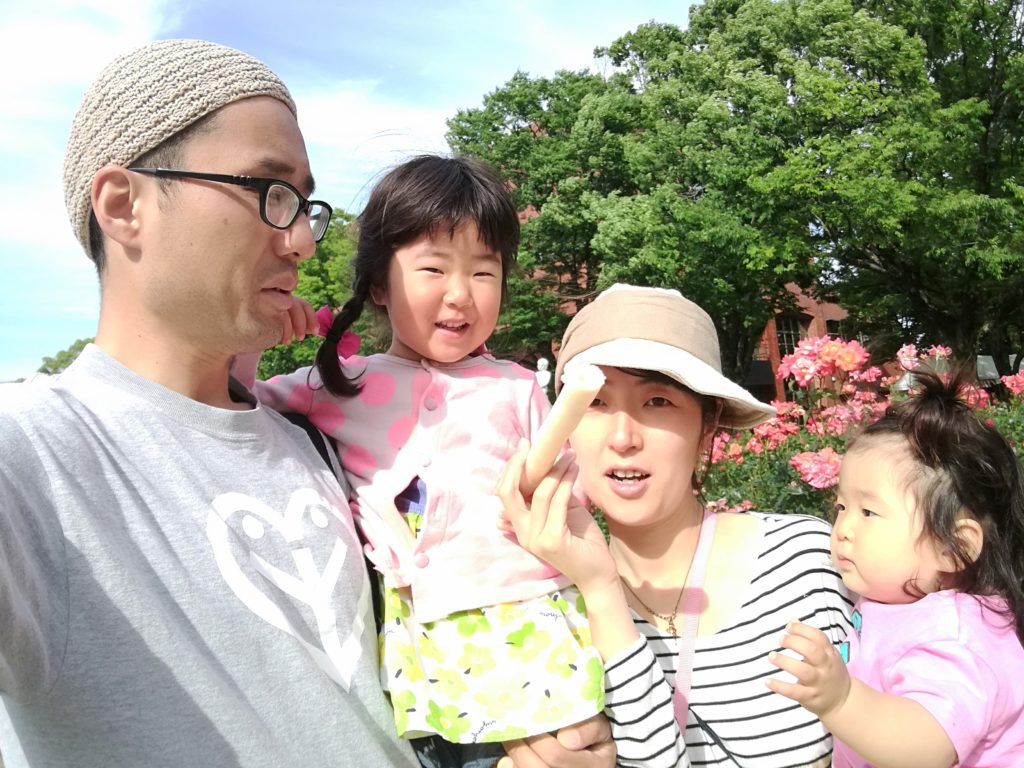 石橋文化センターのバラの前で家族写真
